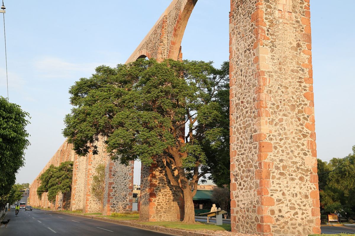 The arches of the Querétaro aqueduct on a spring evening